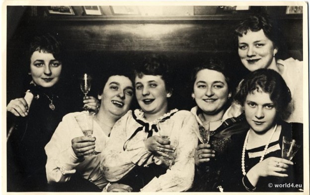 Berlin drinking charleston girls. 1920s flapper fashion. art deco period costumes.
