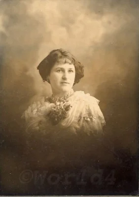 Art Nouveau costume, Fin de siècle fashion dress and hair style. Belle Epoque in Argentina