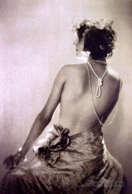 Flapper girl. Art deco fashion. Jewelry 1920s. bubi head hairstyle
