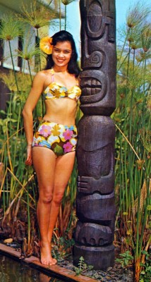 Pin-up girl Hawaiian Neckholder Bikini 1960s. Marilyn Monroe Style, Fashion and Looks. Boho style bathing suit.