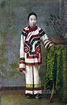 Chinese woman from Hong Kong. Traditional Chinese costume.