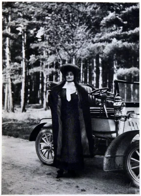 Dorothy Levitt. The Woman and the Car. The question of dress.